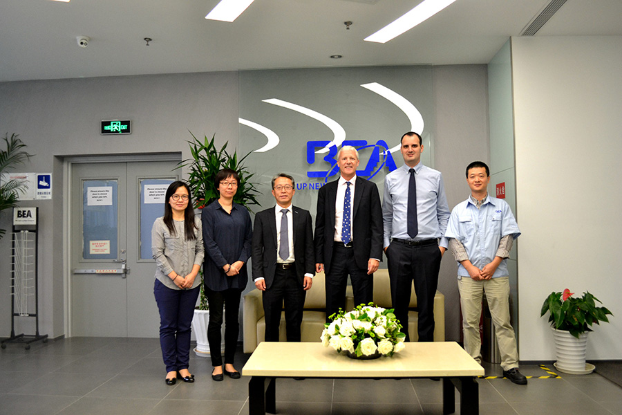 Andrew和張明與比業(yè)電子合影 Andrew和張明與比業(yè)電子合影