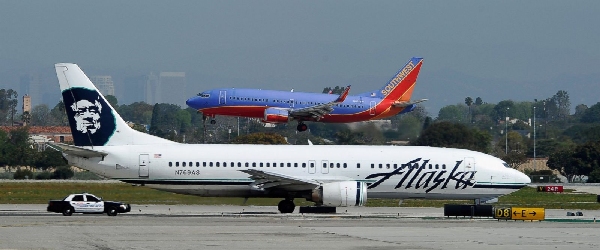 鋰電池又惹禍！阿拉斯加航空客機緊急備降
