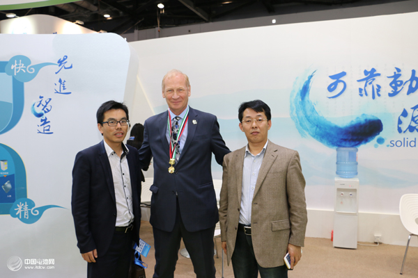 賽迪顧問吳輝與中國電池網創始人于清教和CATL首席技術官合影