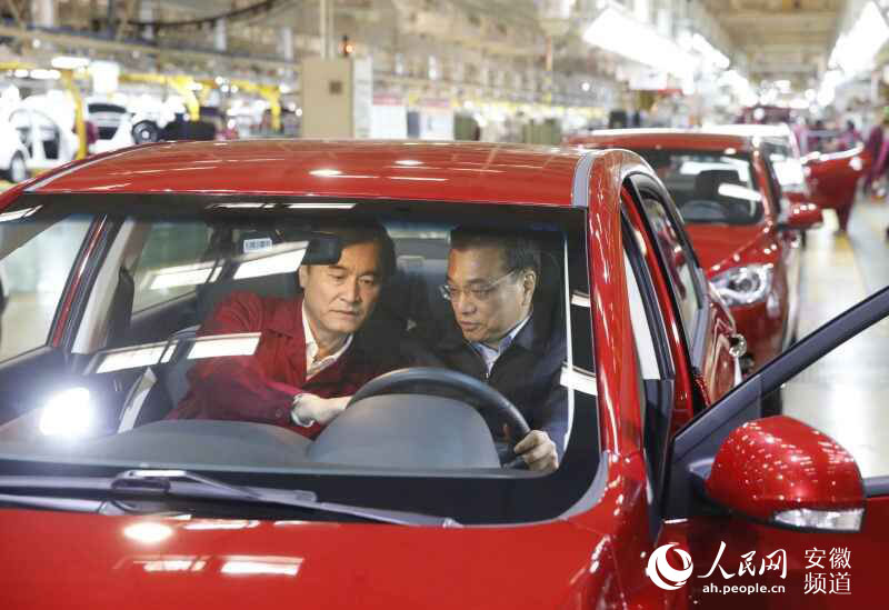 李克強考察江淮汽車：欣然同意與員工合影（圖）