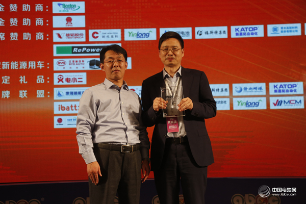 鋰電“達(dá)沃斯”論壇組委會(huì)授予比亞迪汽車(chē)股份有限公司K8純電動(dòng)客車(chē)、E6電動(dòng)車(chē)“新能源貴賓接待用車(chē)”榮譽(yù)獎(jiǎng)牌