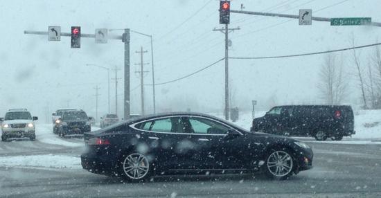 美國阿拉斯加州，一輛在雪天中行駛的特斯拉電動(dòng)汽車。