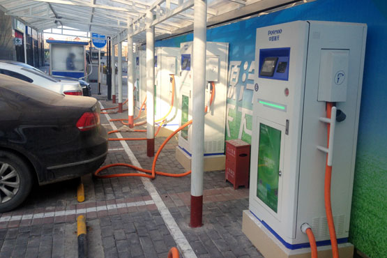 玲瓏天地充電站前的車(chē)輛均為燃油車(chē) 玲瓏天地充電站前的車(chē)輛均為燃油車(chē)