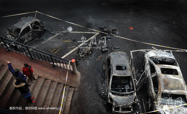 安徽合肥一小區(qū)充電電動車突起火 殃及兩輛轎車被燒毀 安徽合肥一小區(qū)充電電動車突起火 殃及兩輛轎車被燒毀