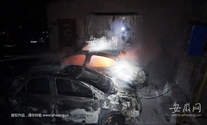 安徽合肥一小區(qū)充電電動車突起火 殃及兩輛轎車被燒毀 安徽合肥一小區(qū)充電電動車突起火 殃及兩輛轎車被燒毀