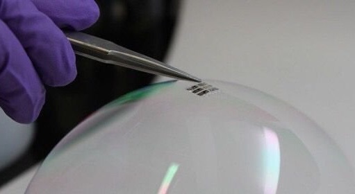 迄今最輕薄太陽能電池問世 能附在肥皂泡上 迄今最輕薄太陽能電池問世 能附在肥皂泡上