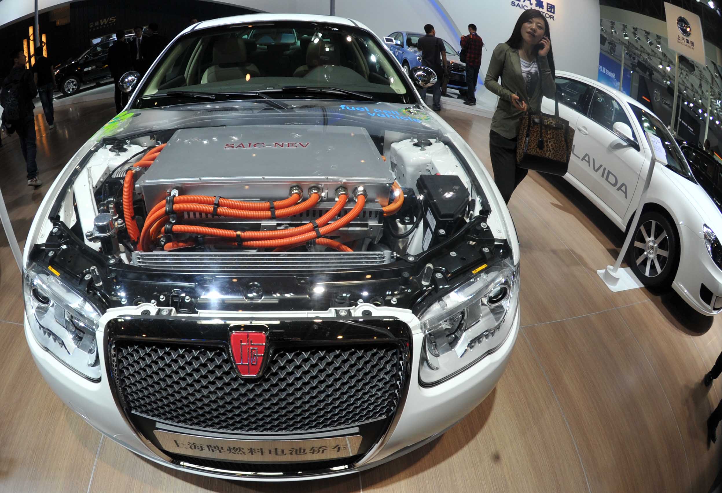 瞭望智庫(kù)發(fā)布新能源汽車產(chǎn)業(yè)藍(lán)皮書 助力科學(xué)決策