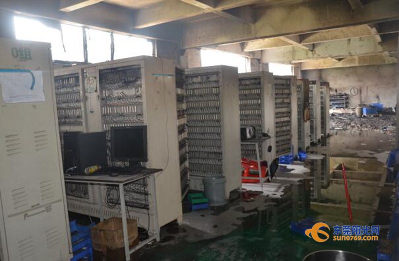 廣東深圳：中準(zhǔn)能源廢舊圓柱鋰電池堆冒煙起火 無(wú)傷亡