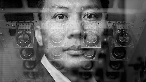 Yi Cui利用納米技術(shù)控制電池內(nèi)化學(xué)反應(yīng)進(jìn)行的方式。圖片來源：Noah Berge