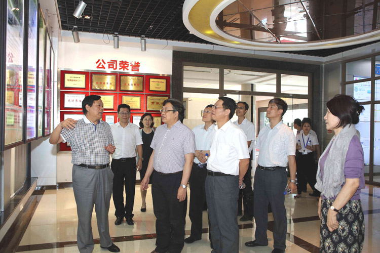 馮飛副部長(zhǎng)聽取魏董事長(zhǎng)關(guān)于企業(yè)發(fā)展情況的介紹