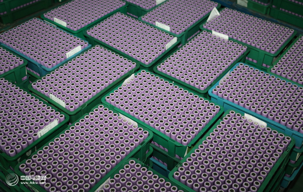 鋰電池產(chǎn)業(yè)投資持續(xù)高熱 上半年54家上市公司豪擲近1160億元 鋰電池產(chǎn)業(yè)投資持續(xù)高熱 上半年54家上市公司豪擲近1160億元