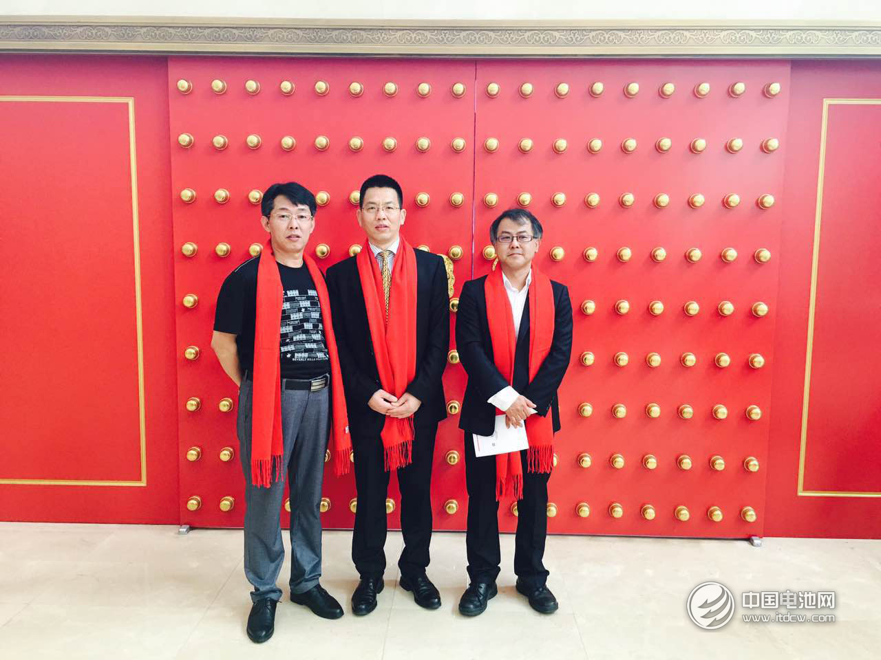 中國電池網創始人/董事長于清教(左一)應邀出席儀式