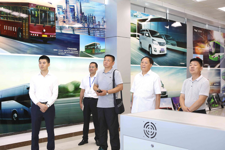 領導們現場觀看了銀隆新能源的智能監測管理系統演示