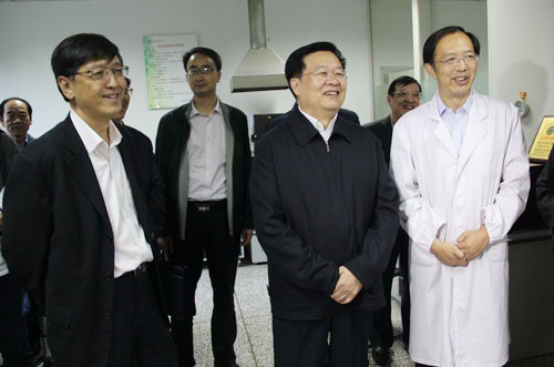 王國生參觀鹽湖化學(xué)與分析測試中心