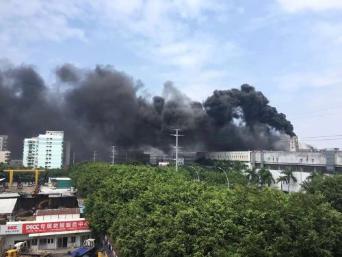 廈門(mén)金旅客車(chē)廠房突發(fā)大火 煙霧漫天遮了半個(gè)湖里