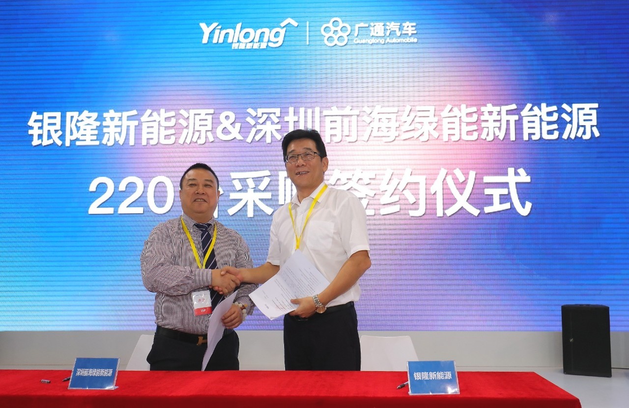 成功簽約，雙方握手慶賀