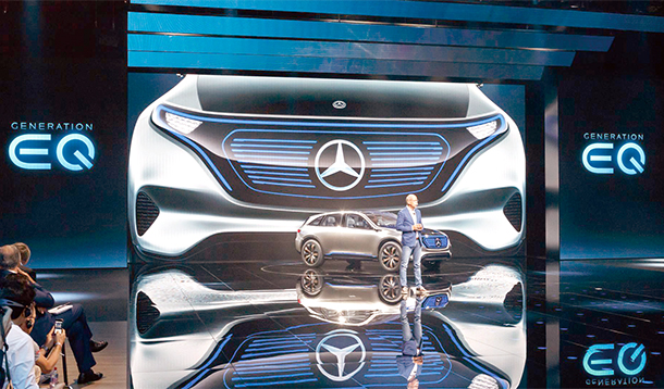 2016年10月舉行的巴黎車展上,奔馳發(fā)布了旗下全新純電動SUV概念車,而該車被正式命名為“Generation EQ”。 2016年10月舉行的巴黎車展上,奔馳發(fā)布了旗下全新純電動SUV概念車,而該車被正式命名為“Generation EQ”。