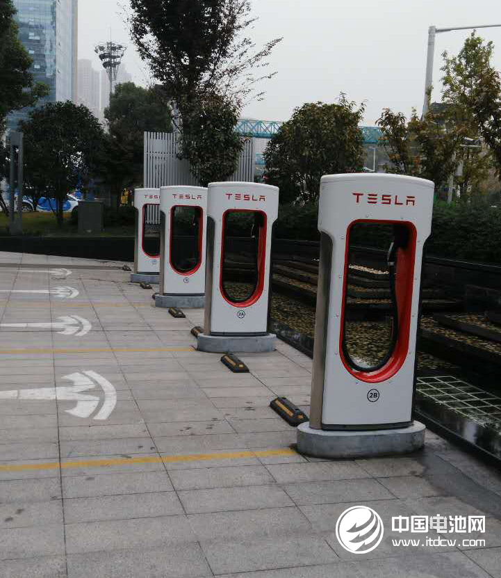 特斯拉或將使用超大功率充電樁 5-10分鐘充滿電