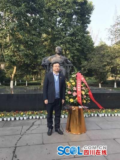 別上小平徽章，王傳福和小平銅像合個(gè)影。