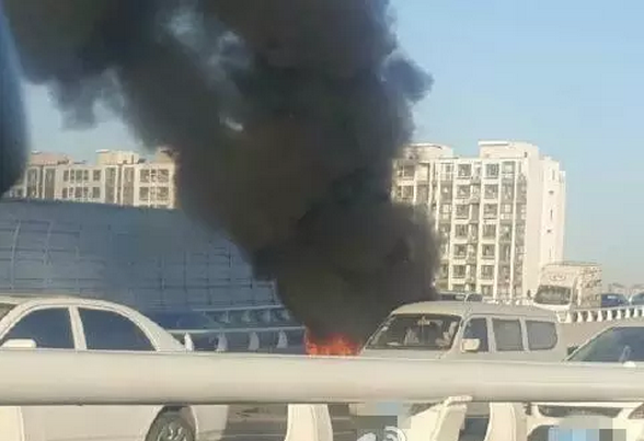 天津：買來七個月的電動車行駛途中起火 燒得只剩骨架