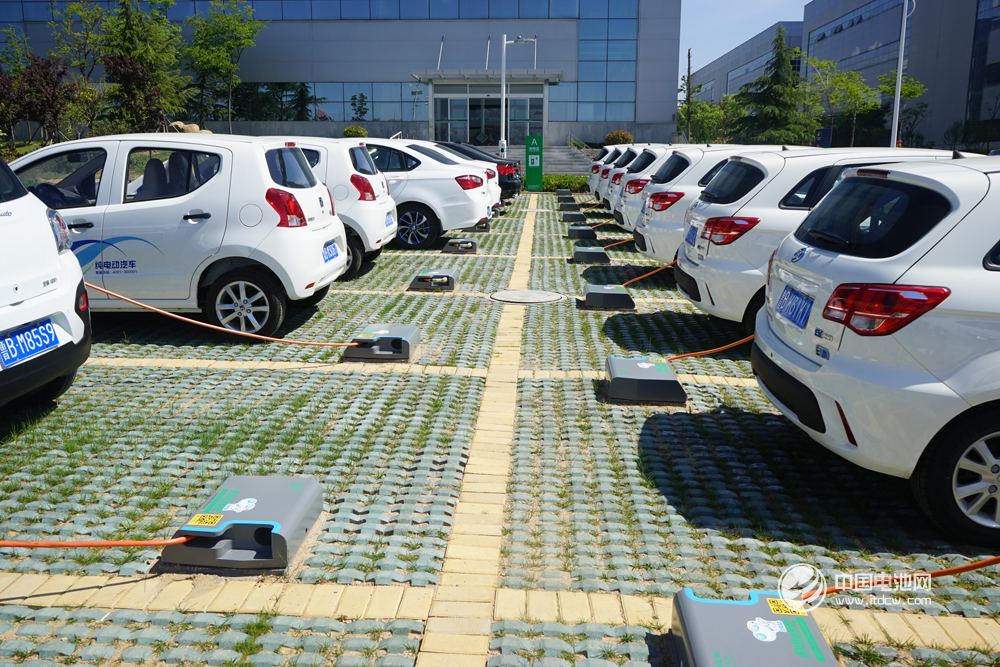 我國(guó)新能源汽車產(chǎn)業(yè)規(guī)模全球領(lǐng)先 未來(lái)將加快提升核心技術(shù)