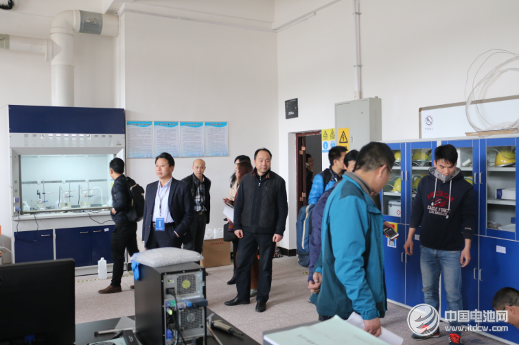 會代表參觀中南大學化學化工學院 會代表參觀中南大學化學化工學院