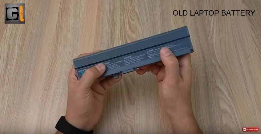 在筆記本電腦連接著顯示屏的地方，有一塊用來存儲電能的電池。這塊電池如果出現問題的話，會導致我們無法正常使用電腦。那么當你手拿著一塊廢舊的筆記本電池的時候，該如何處理它呢？接下來小編就教大家把它變成一個隨身攜帶的移動電源。