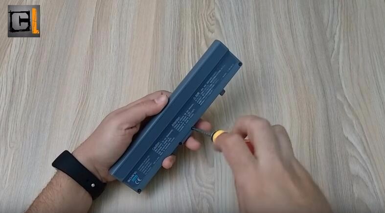 首先，我們需要利用工具將這塊電池上的螺絲擰下來，并把外殼去掉。