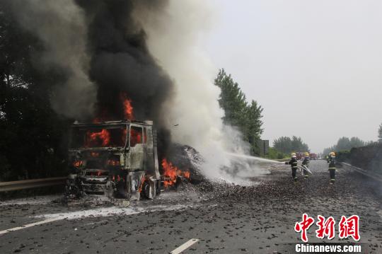 消防官兵緊急撲救。　王基達 攝