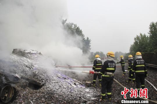 經過兩個多小時努力，大火被成功撲滅?！⊥趸_ 攝