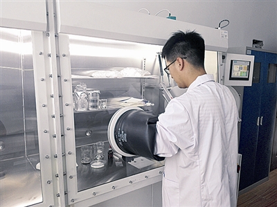 在品質檢測實驗室內，檢測員張斌正在進行石墨烯電池性能檢測