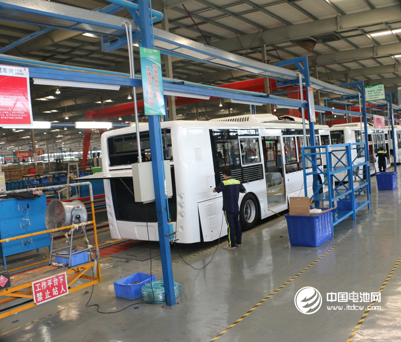 國內新能源汽車向產業化與品牌化發展 自主品牌需揚長避短