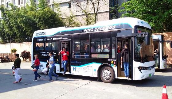 “東方芯”氫燃料電池巴士在蓉正式載客運行