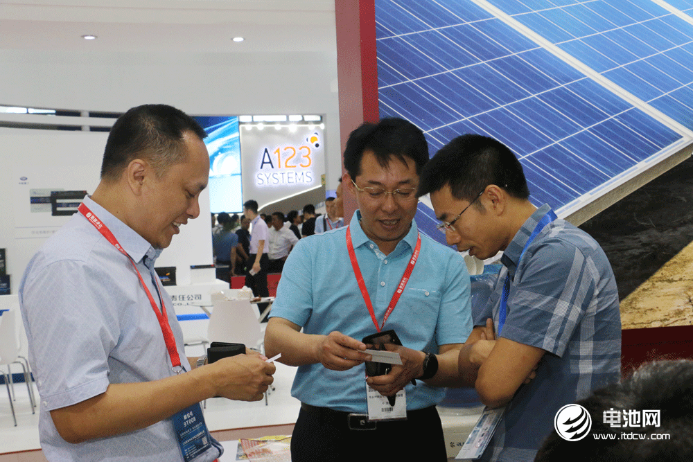 鋰電“達(dá)沃斯”論壇組委會(huì)/電池百人會(huì)/中關(guān)村新型電池技術(shù)創(chuàng)新聯(lián)盟秘書長(zhǎng)于清教與普瑞賽思董事長(zhǎng)許輝勇等交流