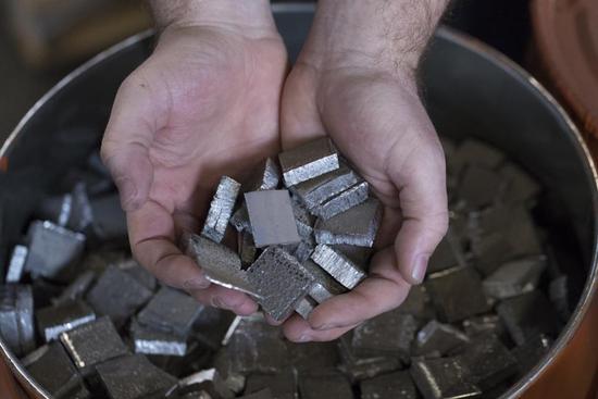 在荷蘭，電池上被切割的陰極材料鈷被放在桶上