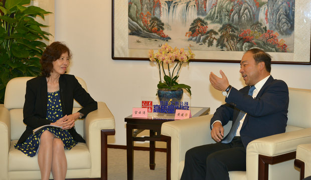 圖為證券時報社委會委員宮云濤（左）與西藏珠峰董事長黃建榮面對面交流。