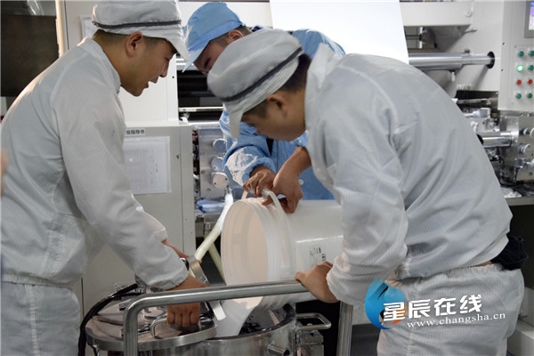 (涂覆產線的工作人員正在進行相關準備。)