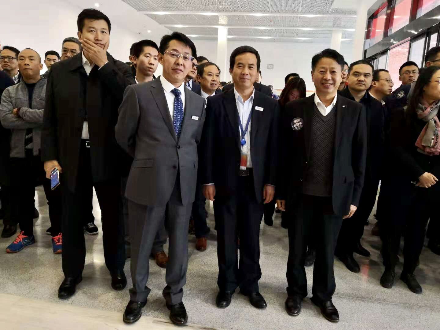 青島國(guó)軒董事長(zhǎng)汪衛(wèi)東向嘉賓介紹公司產(chǎn)能情況