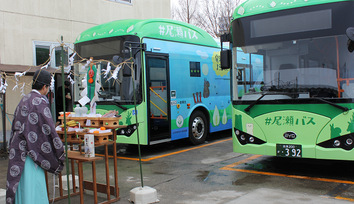 神職人員虔誠地為電動巴士祈福