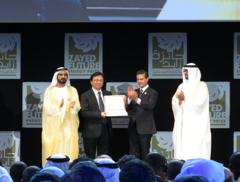 2016年，墨西哥時(shí)任總統(tǒng)培尼亞·涅托向比亞迪頒發(fā)“扎耶德未來能源獎(jiǎng)”大型企業(yè)獎(jiǎng)