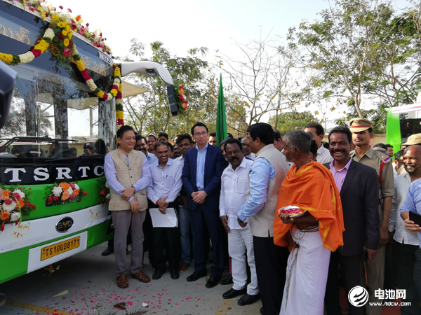 比亞迪亞太汽車(chē)銷(xiāo)售事業(yè)部總經(jīng)理劉學(xué)亮（左三）與當(dāng)?shù)睾献骰锇椤⑦\(yùn)營(yíng)商及政府代表一起參加交付儀式