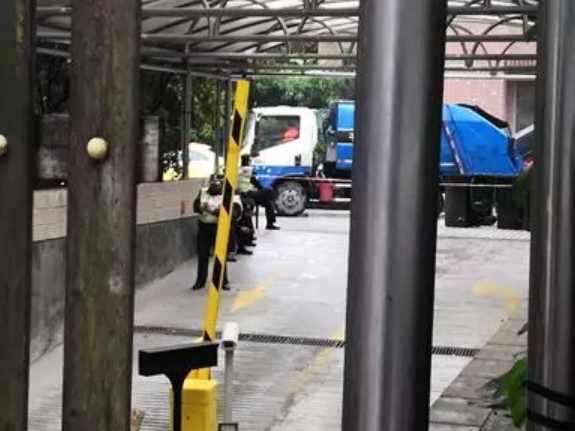  垃圾車疑似正在清理燒焦垃圾