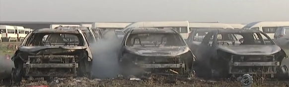 網上流傳的新能源汽車起火事故視頻截圖