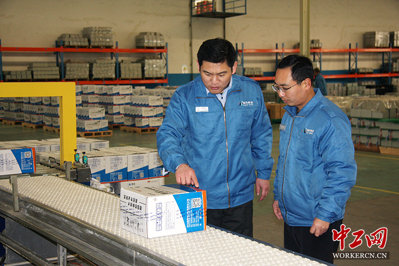 孟祥輝指導生產流水線