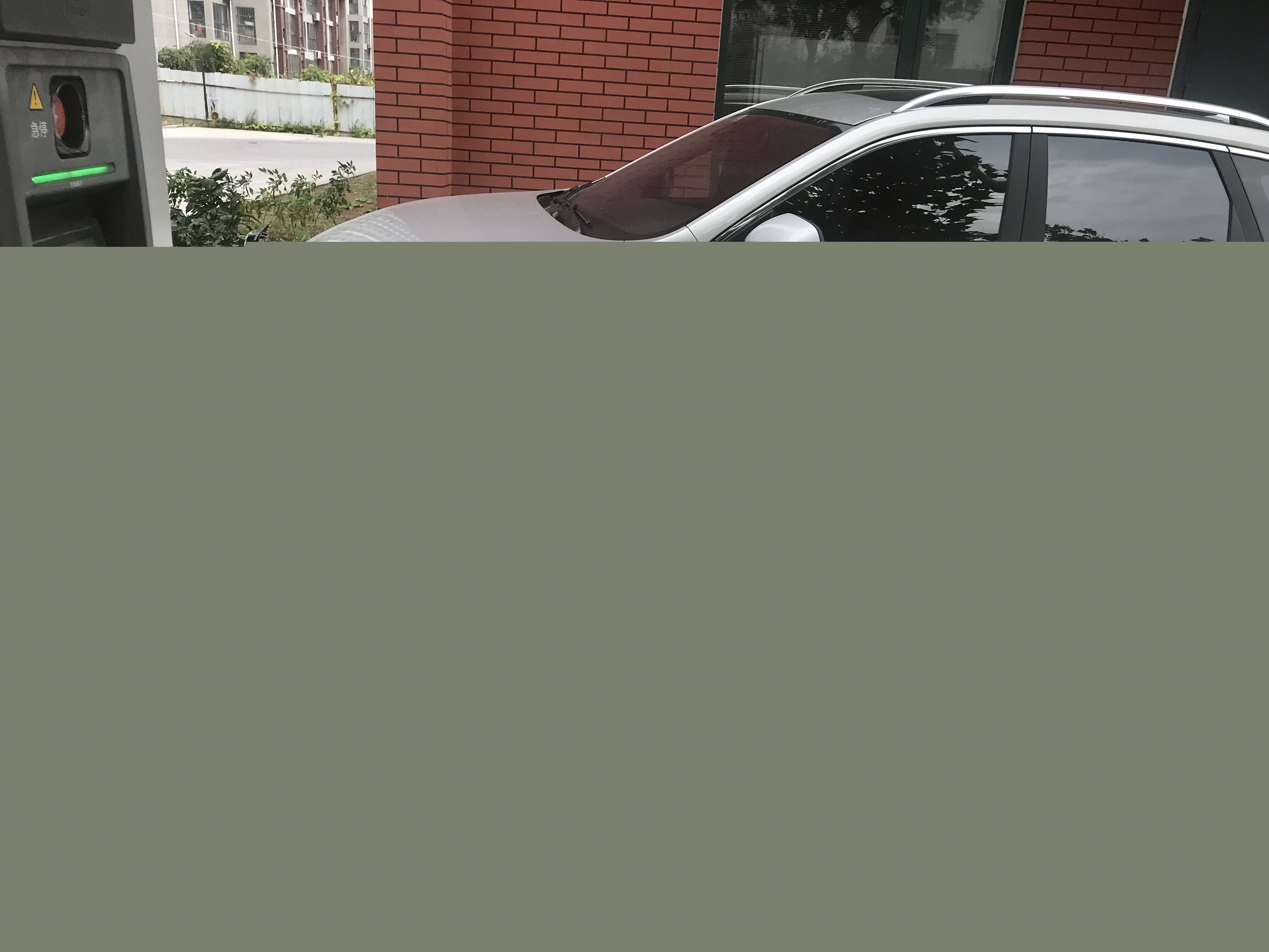 上汽榮威ERX5 純電動SUV在國家電網充電樁充電