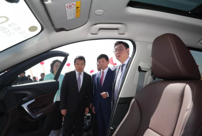 史立軍、朱立凡在魏建軍陪同下參觀長(zhǎng)城汽車(chē)產(chǎn)品