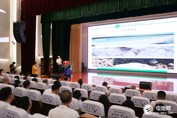 電池百人會(huì)企業(yè)家“問(wèn)道”長(zhǎng)興暨后疫情時(shí)代·2020中國(guó)電池新能源產(chǎn)業(yè)鏈生態(tài)健康發(fā)展企業(yè)家論壇現(xiàn)場(chǎng)