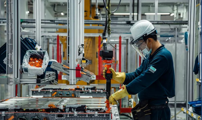 北京奔馳國(guó)產(chǎn)新一代電池下線