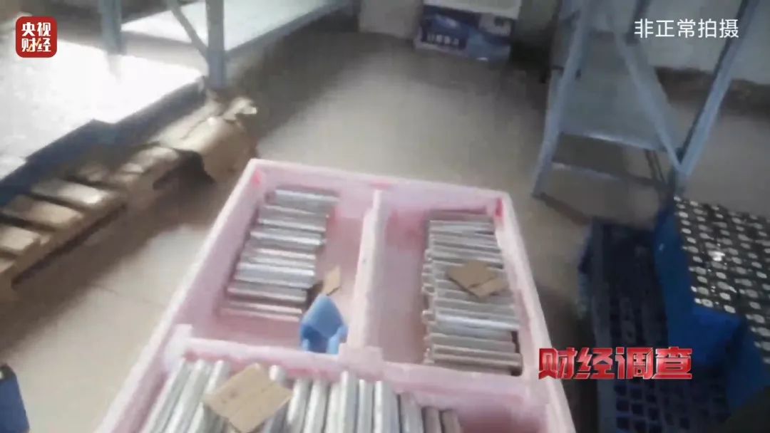 巨大安全隱患！“三無”鋰電池黑作坊，竟藏身居民樓！記者調查現場，突然起火→