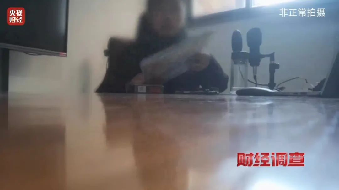 巨大安全隱患！“三無”鋰電池黑作坊，竟藏身居民樓！記者調查現場，突然起火→